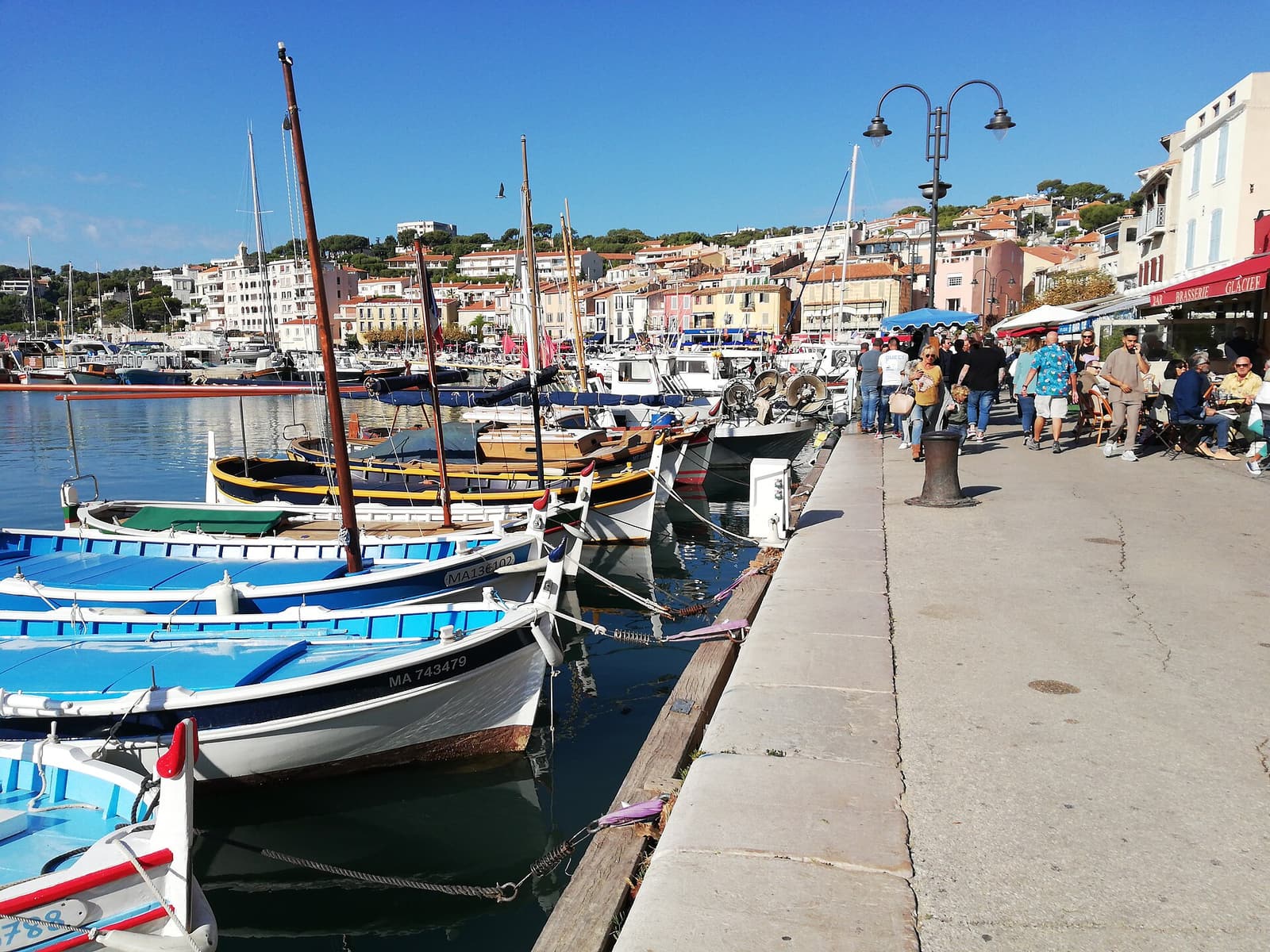 Der Hafen von Cassis mit Fischerbooten und pastellfarbenen Häusern