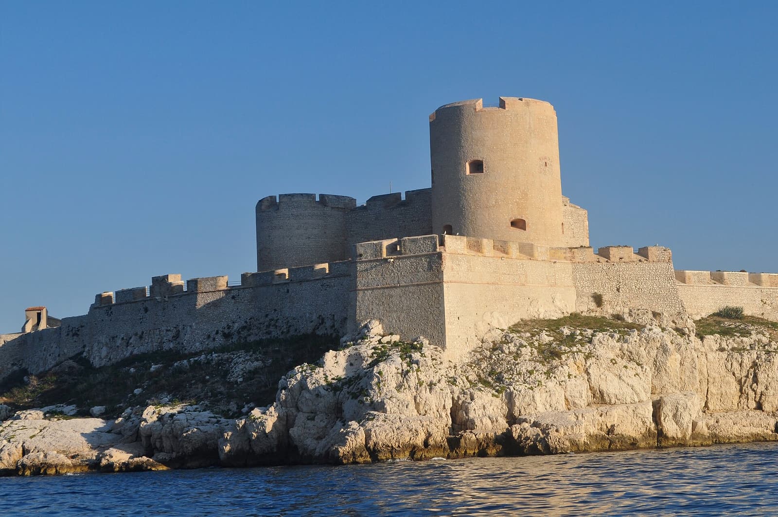 Das Château d’If, eine quadratische Steinfestung mit Rundtürmen, auf seiner weißen Kalksteininsel
