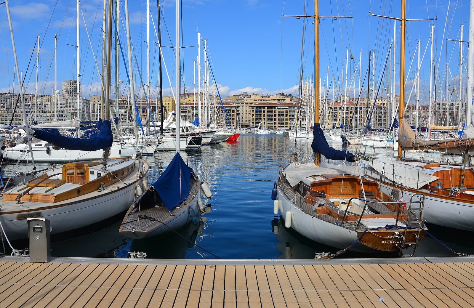 Segelboote und Jachten im Vieux-Port von Marseille mit den Uferhäusern dahinter