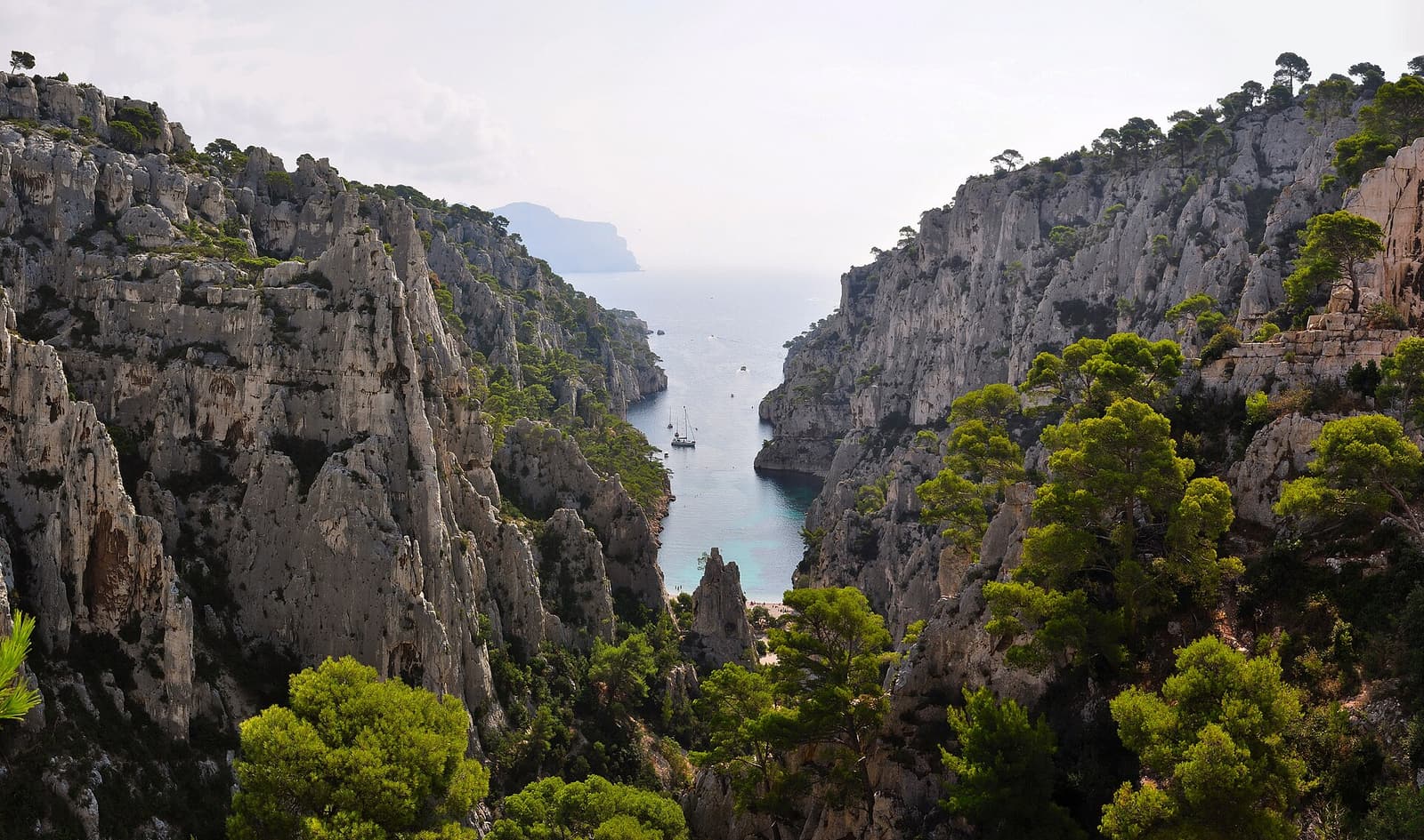 Die Calanque d’En-Vau zwischen weißen Kalkklippen