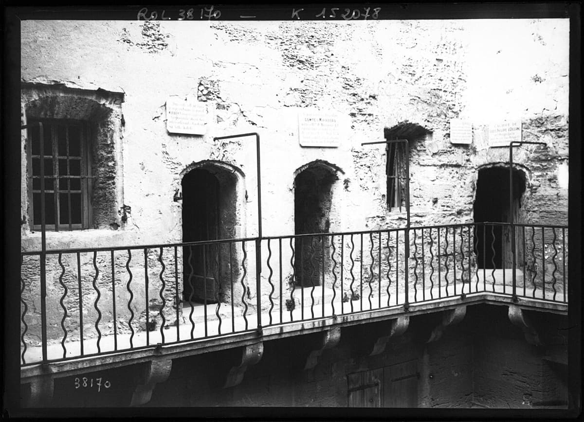 Schwarz-Weiß-Foto aus dem frühen 20. Jahrhundert mit den Zellentüren an der Galerie des Château d’If