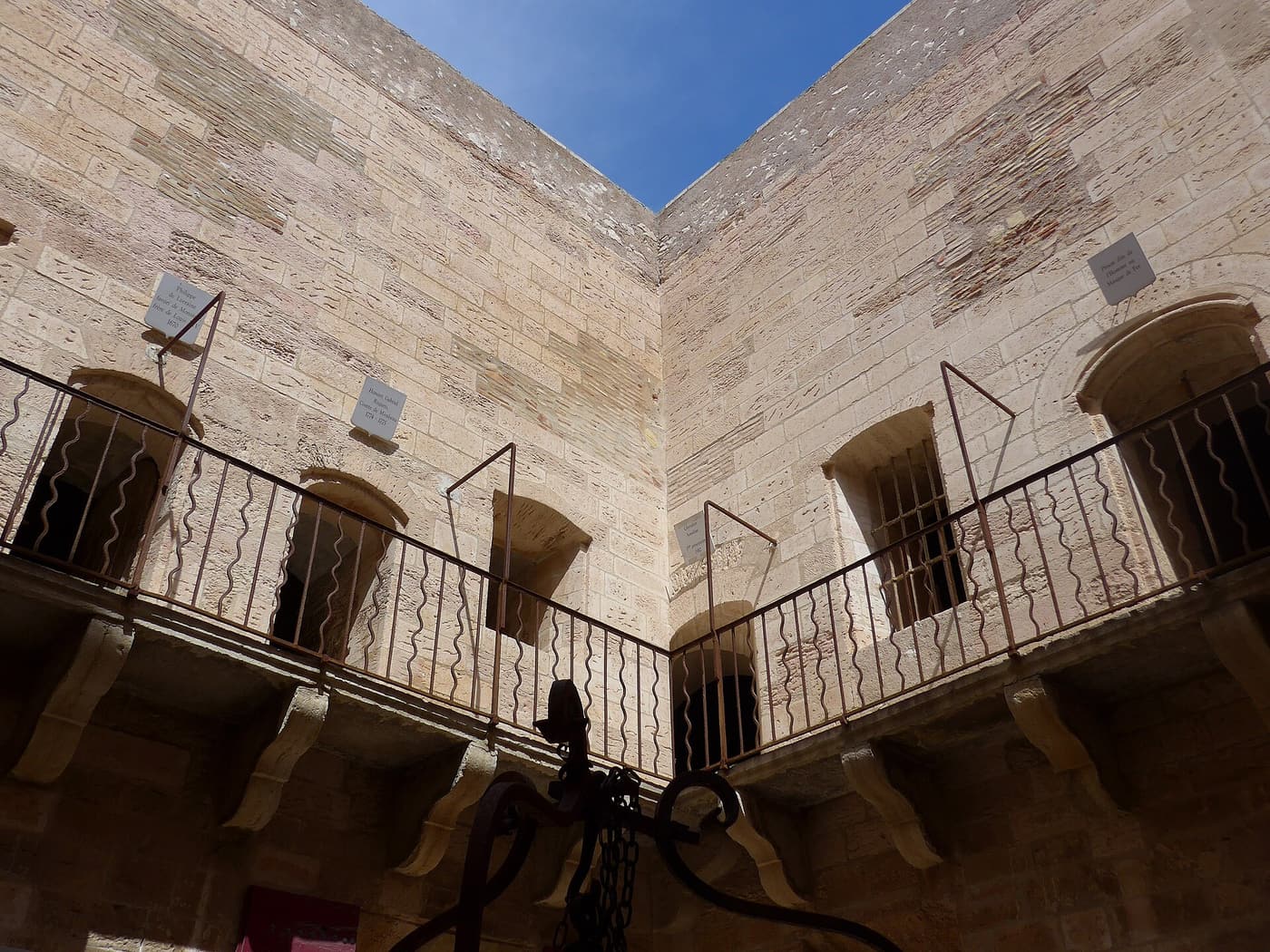 Der Innenhof des Château d’If mit seinen Galerien und Eisengeländern