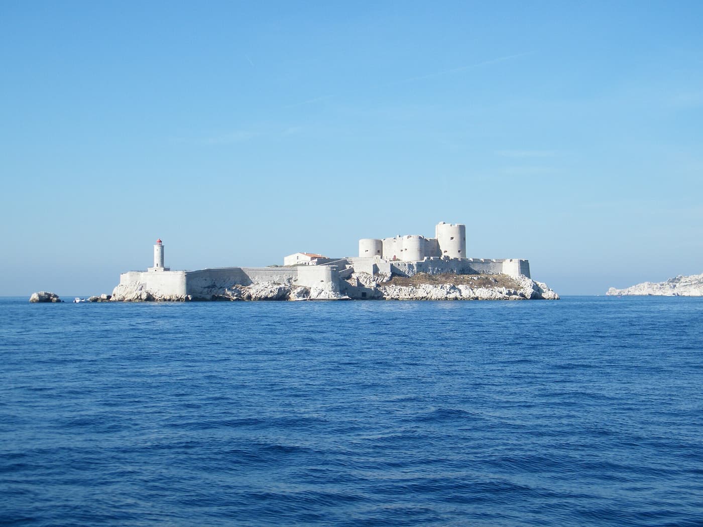 Das Château d’If vom Deck des Pendelboots aus beim Anlegen an der Insel