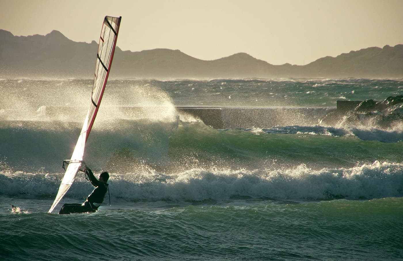 Ein Windsurfer auf großen, vom Mistral aufgepeitschten Wellen vor den Prado-Stränden