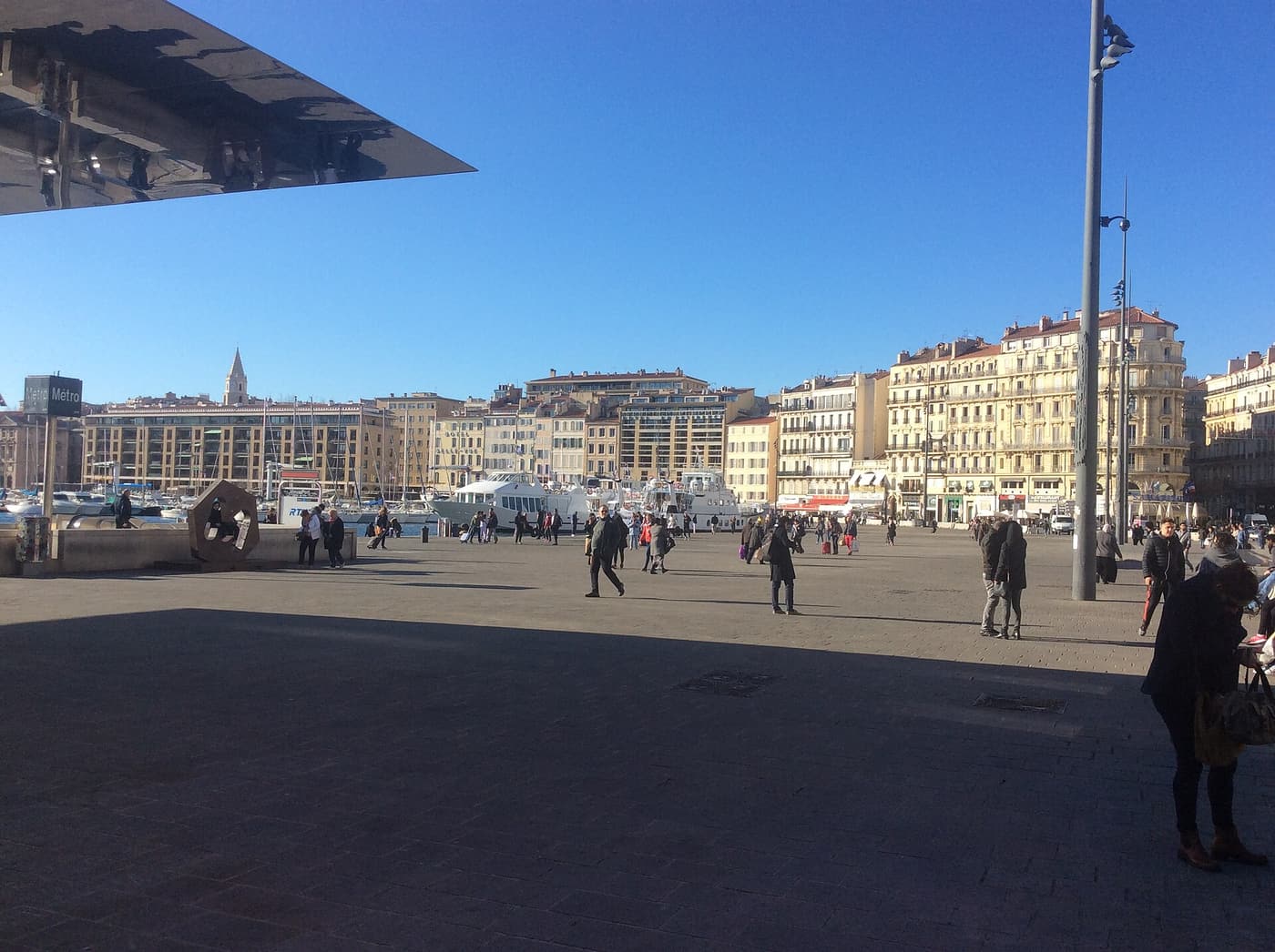 Der Alte Hafen von Marseille unter dem Spiegeldach